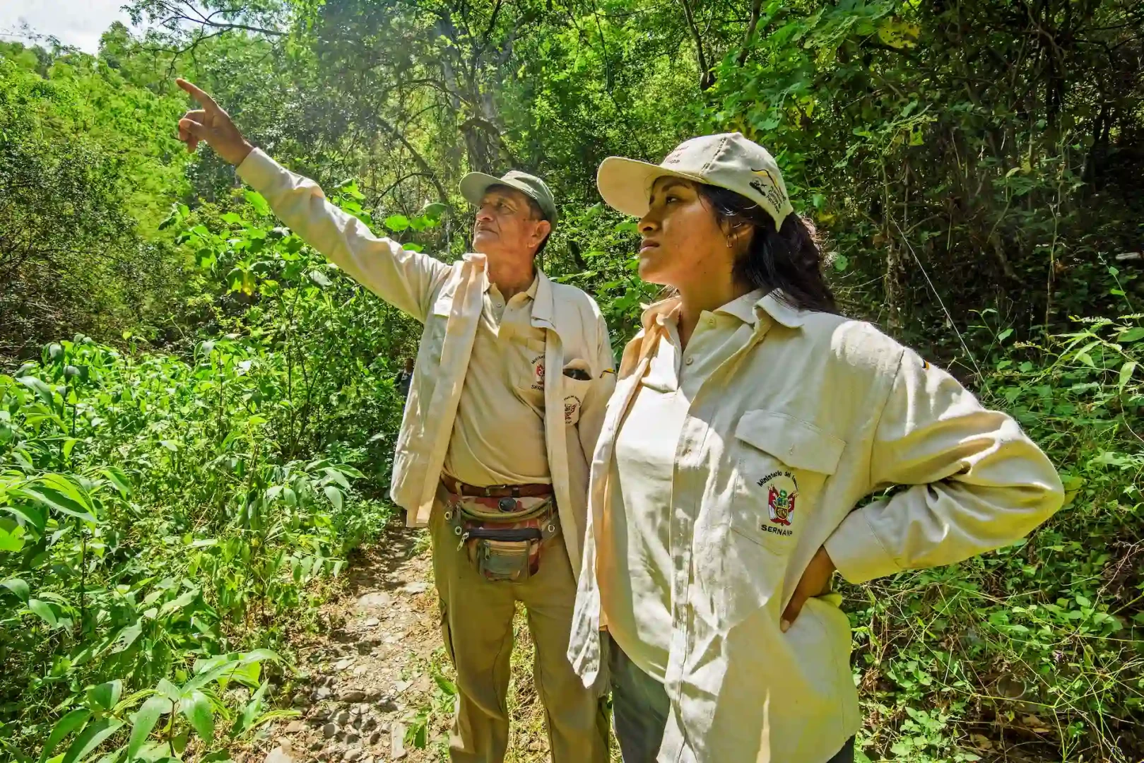 Enrique Atoche, guardaparque del Parque Nacional Cerros de Amotape y un soldado de la conservación