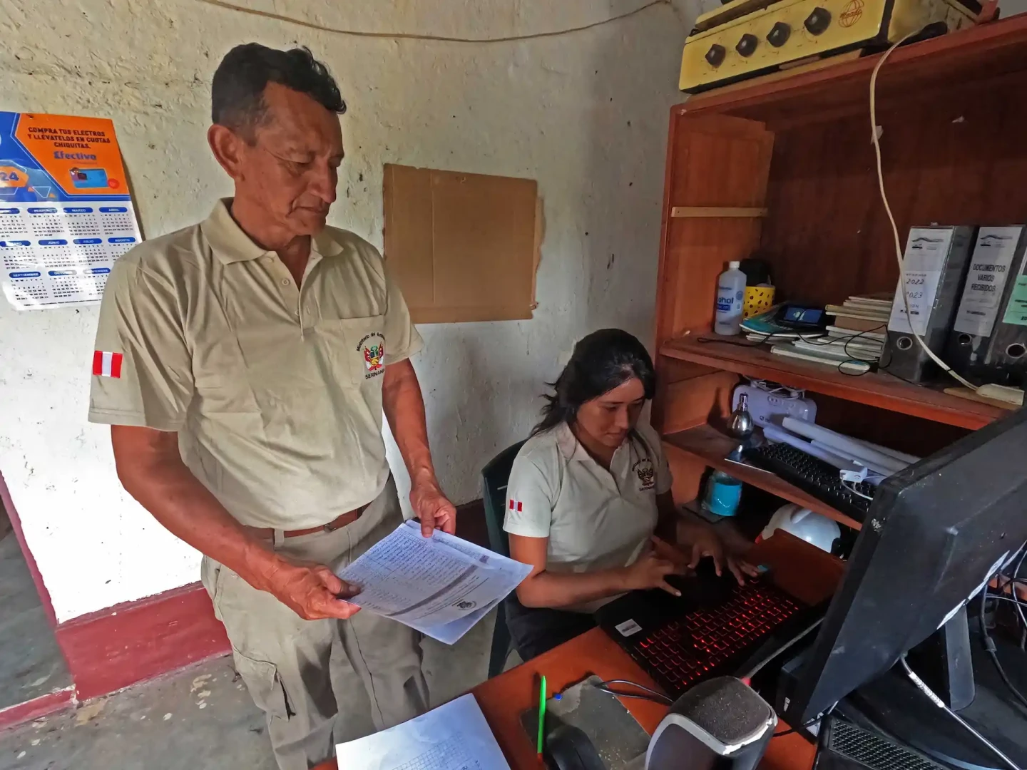 Enrique Atoche, guardaparque del Parque Nacional Cerros de Amotape y un soldado de la conservación