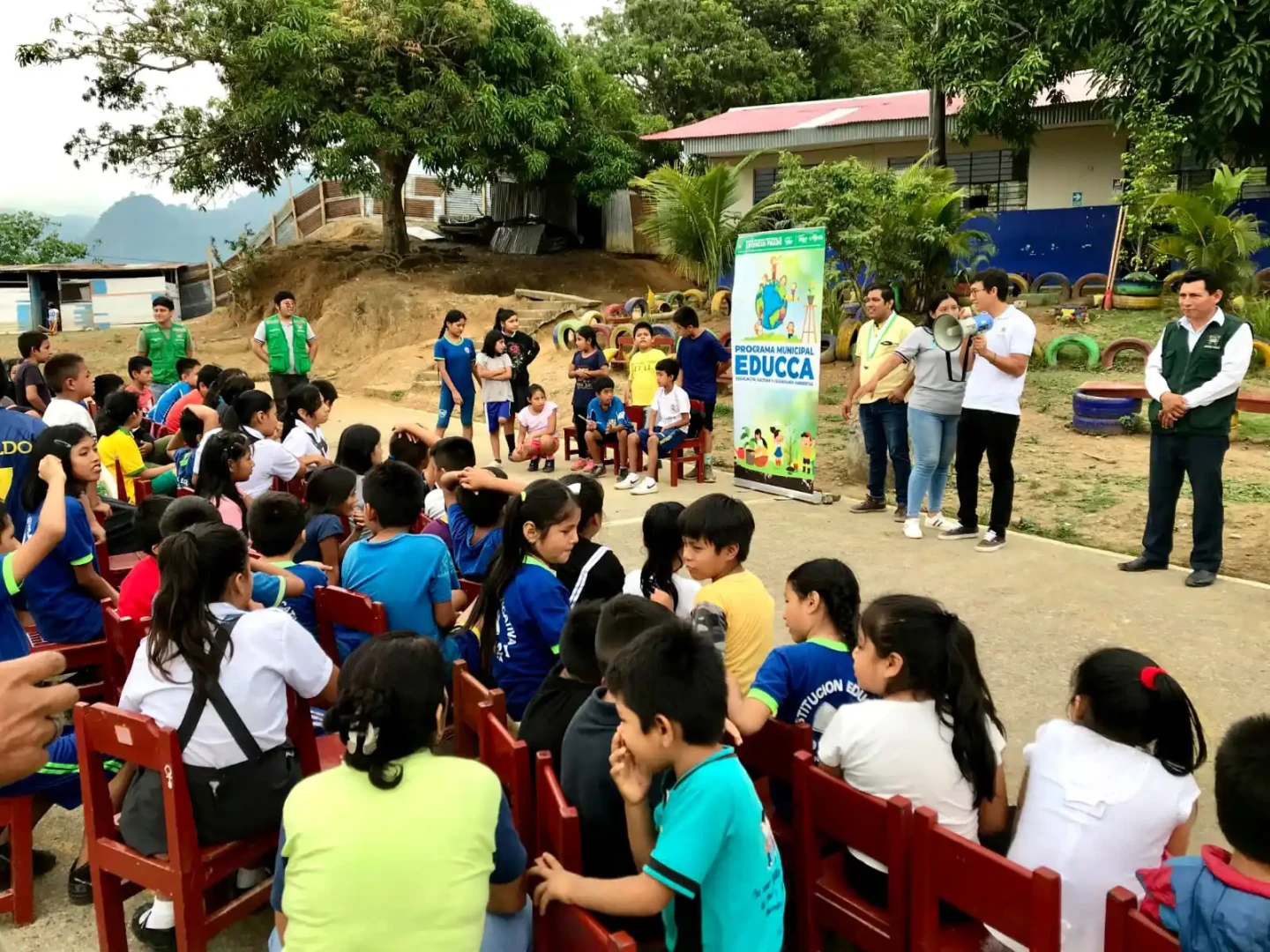 Escolares y docentes plantan árboles en Tingo María