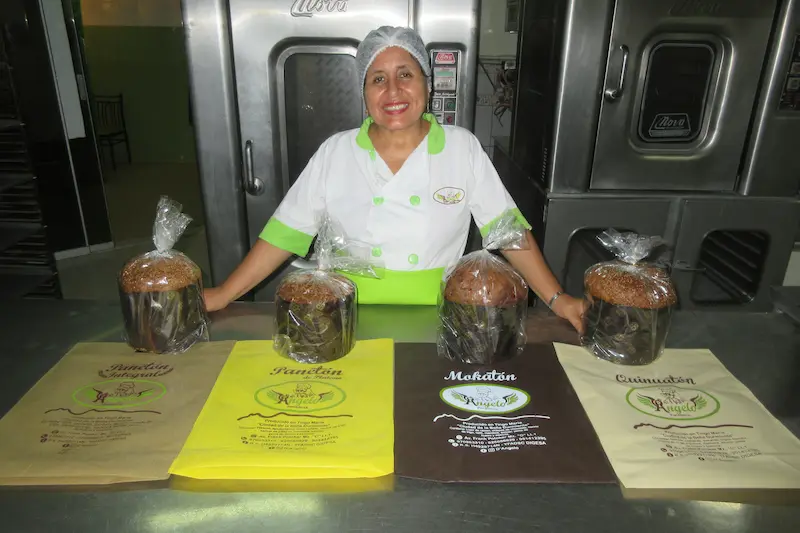 La emprendedora tingalesa contó que las bolsas que utiliza para los panetones son reutilizables.