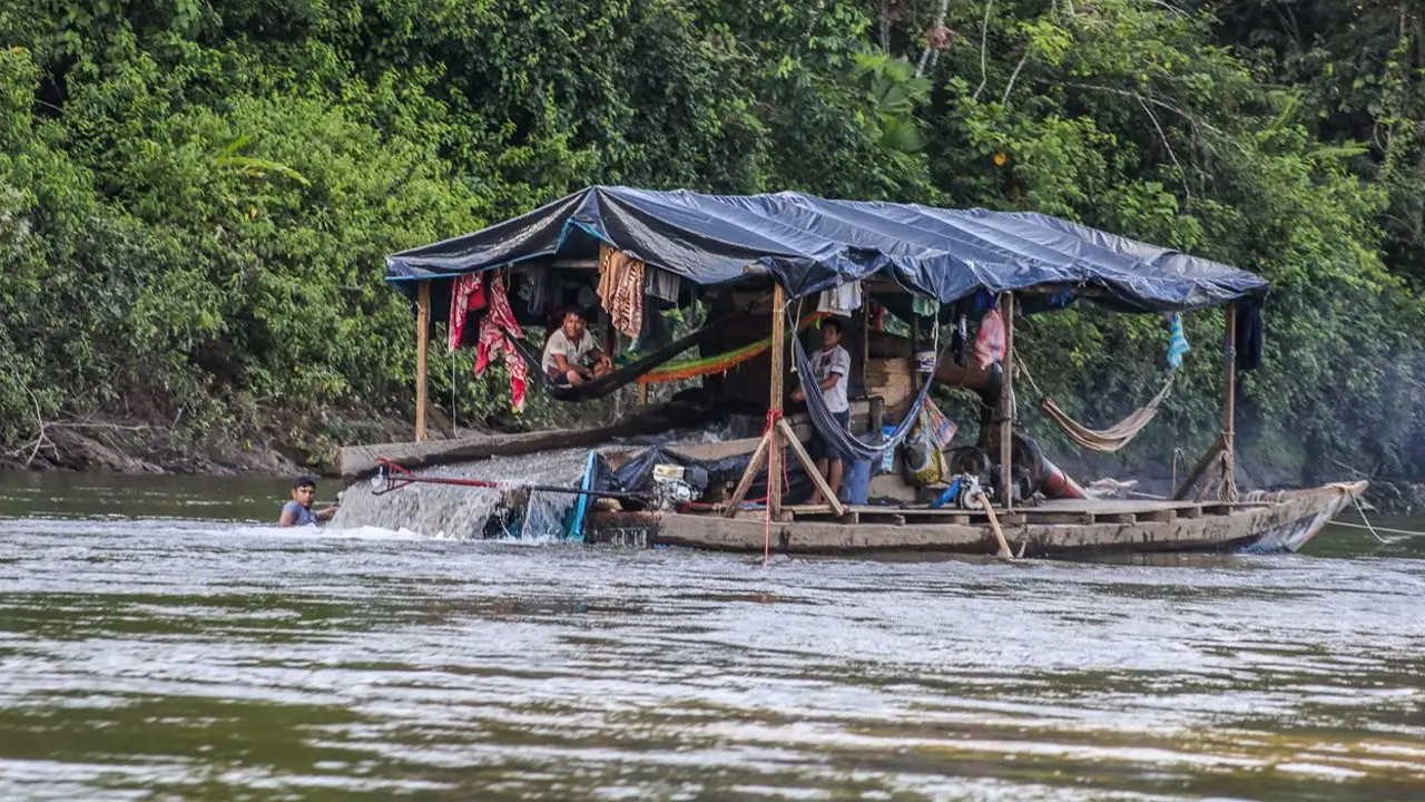 A pesar de los pedidos del pueblo awajún a las autoridades, la minería ilegal sigue creciendo en el río Cenepa (foto: El Foco).