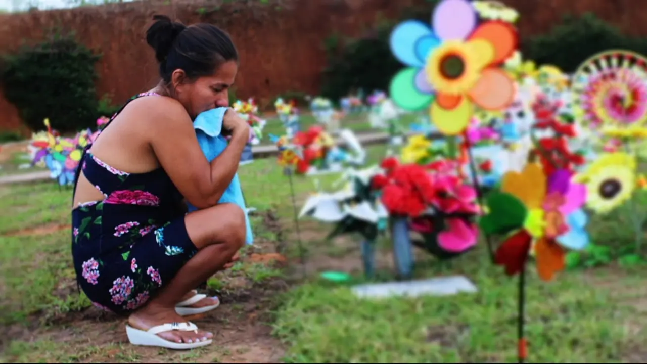 Este viernes 29 de diciembre, la familia del líder indígena Quinto Inuma asistió al cementerio Paraíso Eterno, en el distrito La Banda de Shilcayo (foto: Kevin Inuma).