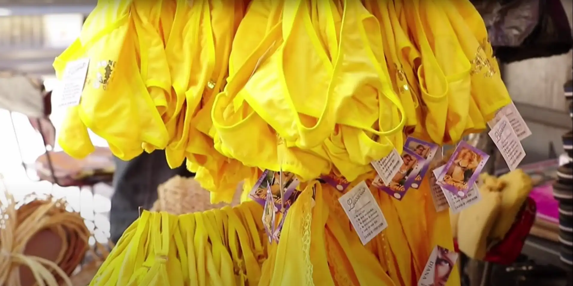 Ropa interior amarilla por año nuevo