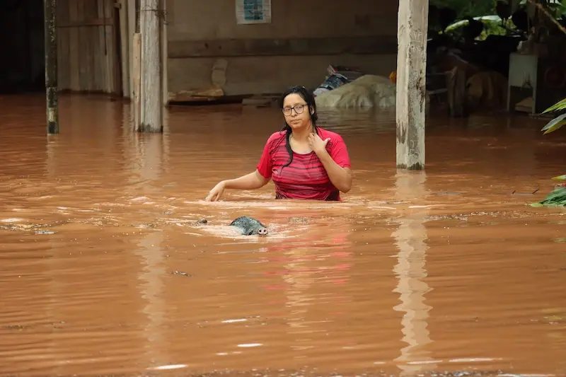 Las prolongadas y torrenciales lluvias han provocado la inundación de las calles de Tingo María.