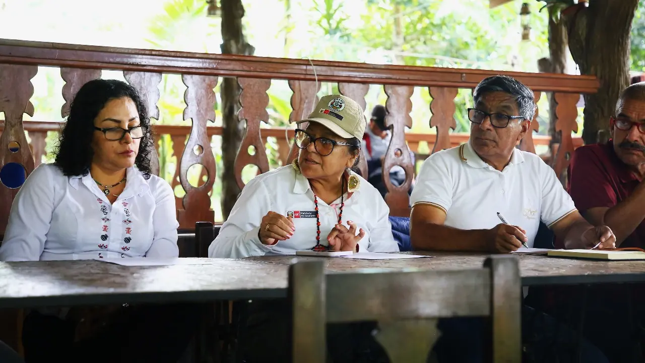 A la izquierda, la congresista Karol Paredes y en el centro la ministra del Ambiente Albina Ruiz, en un encuentro en Moyobamba (foto: Colectivo Moyobamba 500 años).