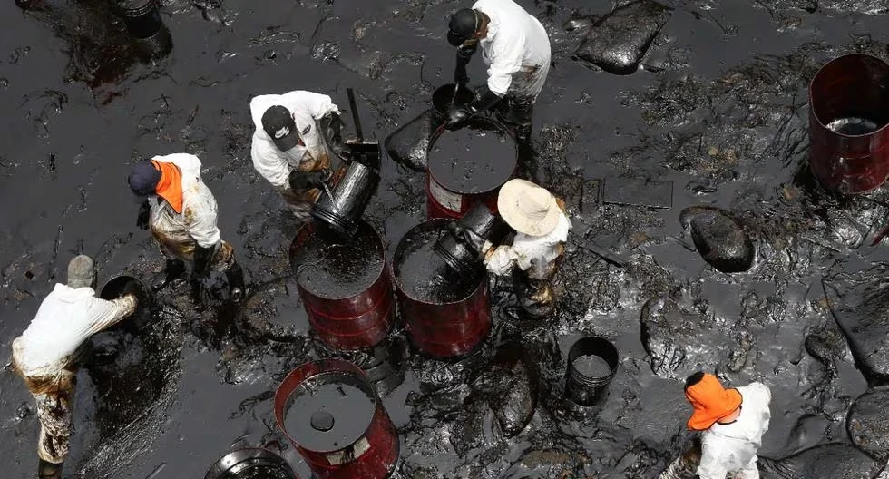 Repsol contrató personal para que recoja a mano el petróleo en playa Cavero, de Ventanilla, demostrando precariedad y negligencia. (Foto El Comercio).