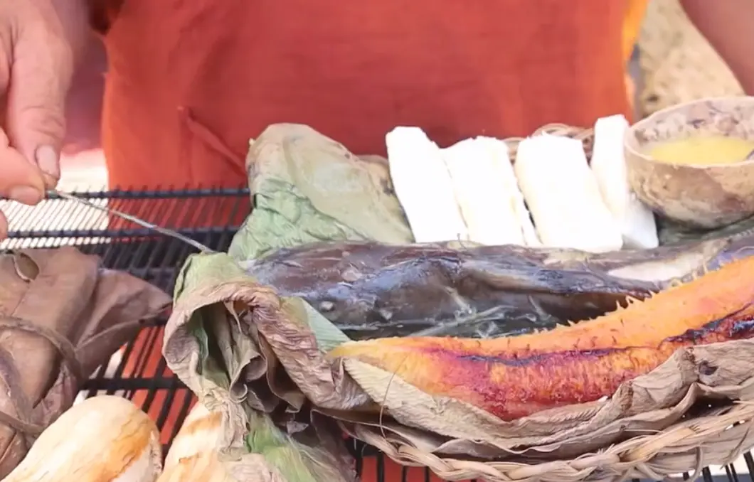 Uno de los platos que ofrece la comunidad nativa Cañete, ubicado en Mazamari, es el enchipado de barbón. (Foto: Eco Ambiente TV).