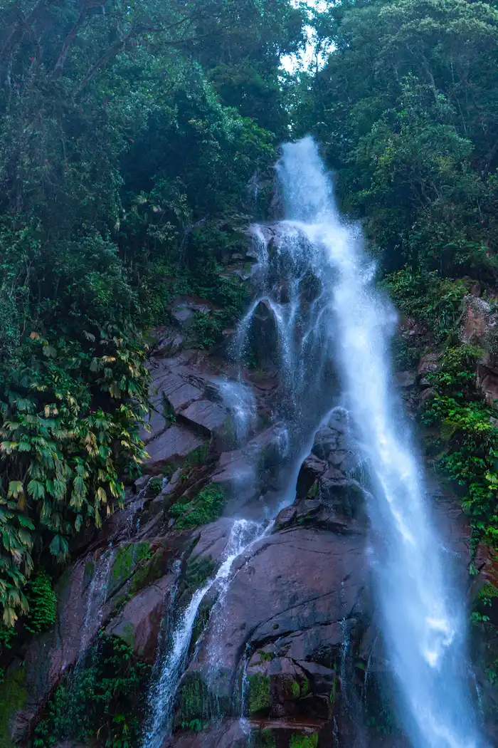 La catarata, ubicada en la región Ucayali, tiene una caída de aproximadamente 100 metros de altura.