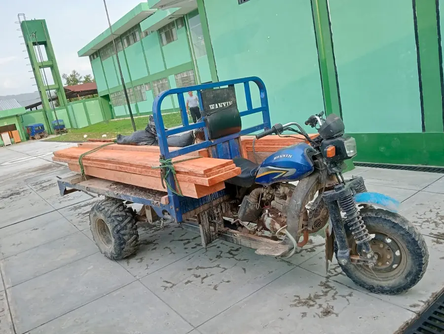 El detenido y la madera incautada fueron trasladados a la comisaría de Yanajanca. (Foto: PNP).