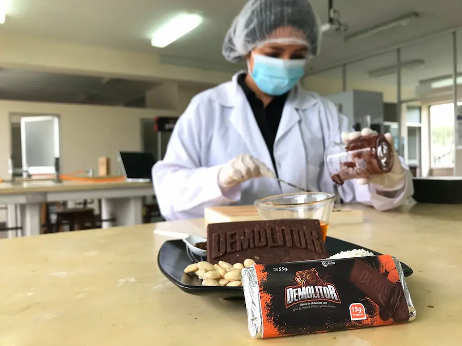 Uno de los emprendimientos elabora barras hechos de un insecto.