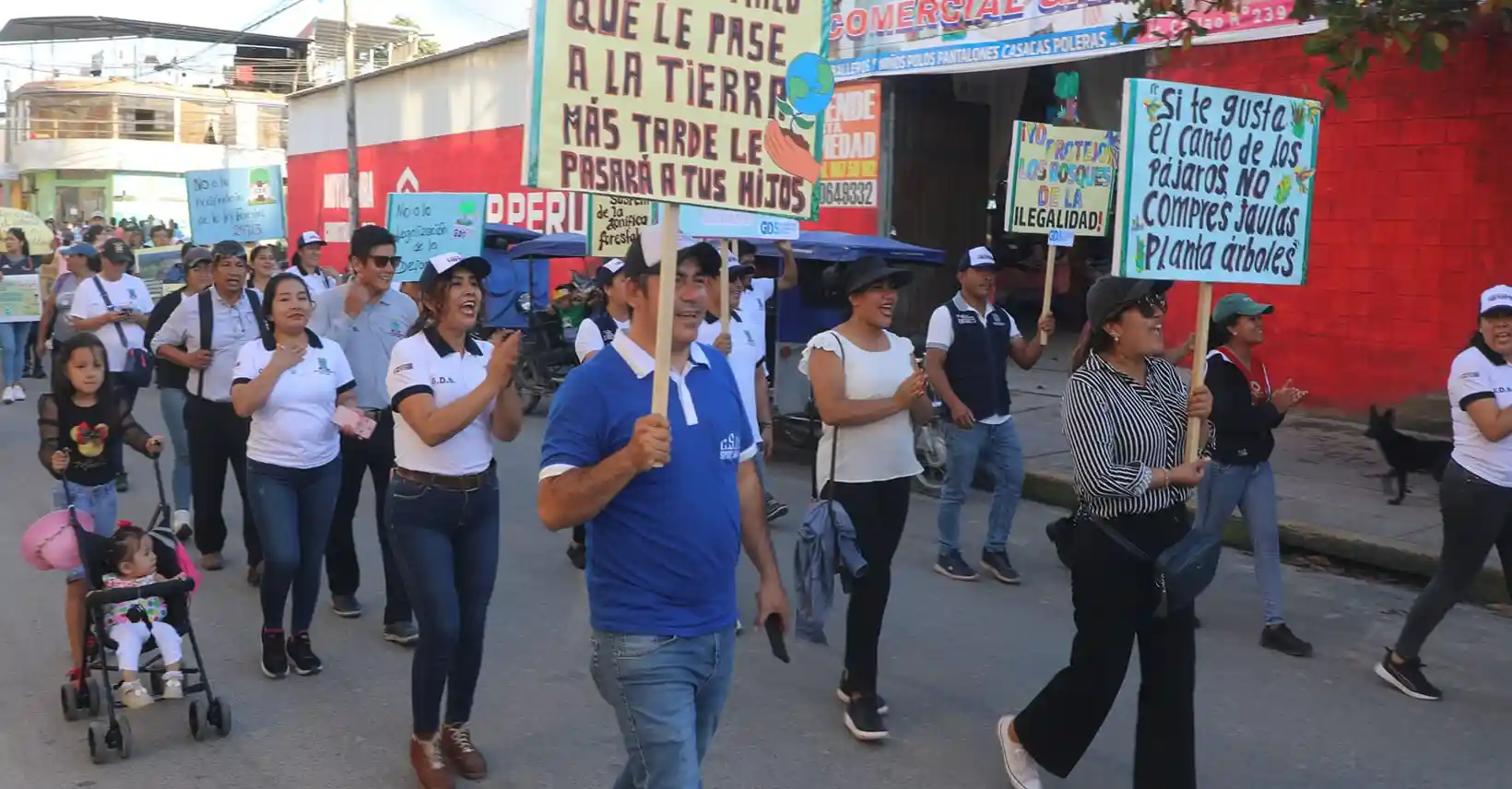 En la marcha participaron familias de la localidad y autoridades de la municipalidad provincial. (Foto: Municipalidad de Moyobamba).
