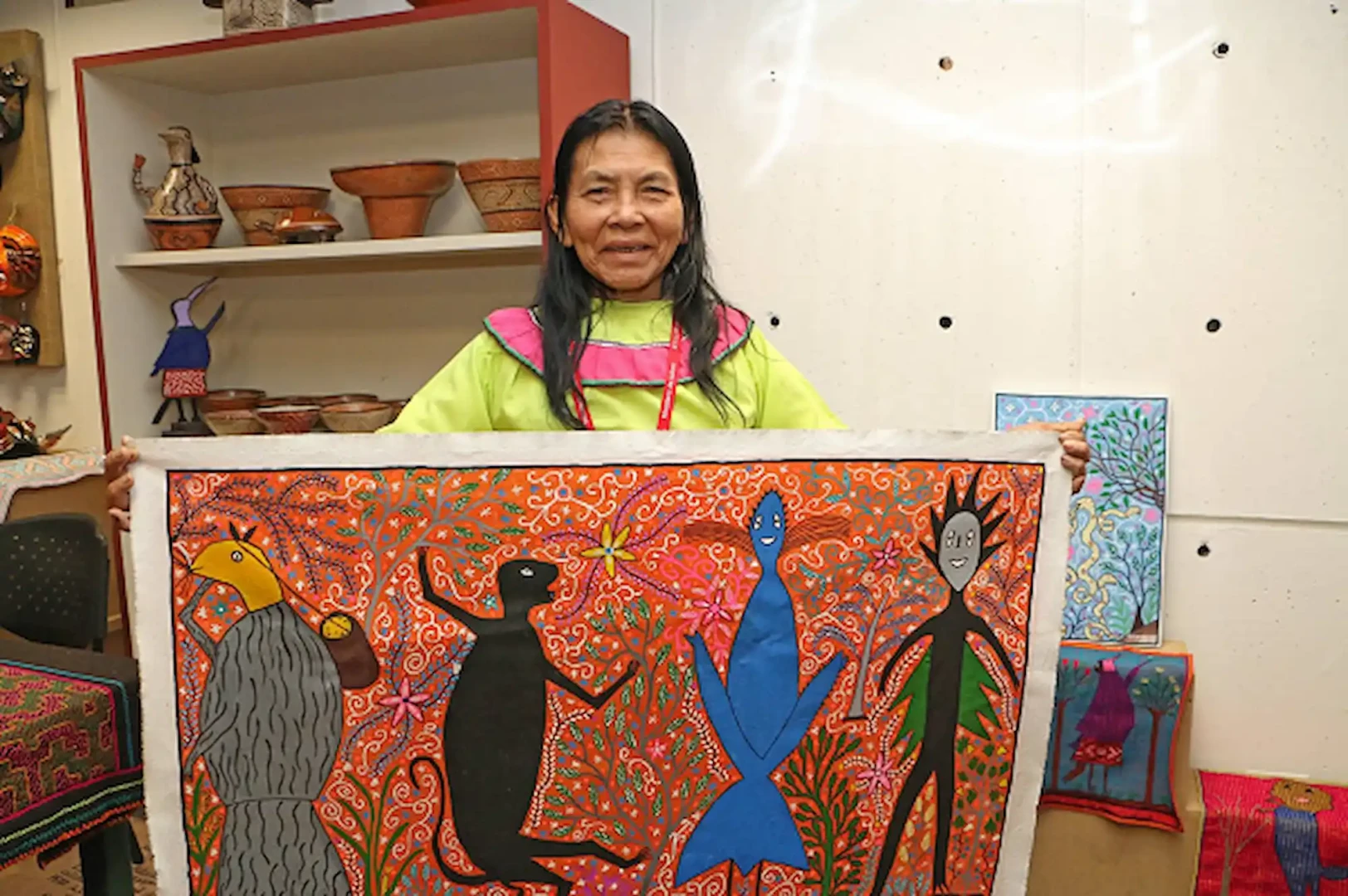 Ucayali: Artista shipibo vende sus pinturas para solventar cirugía