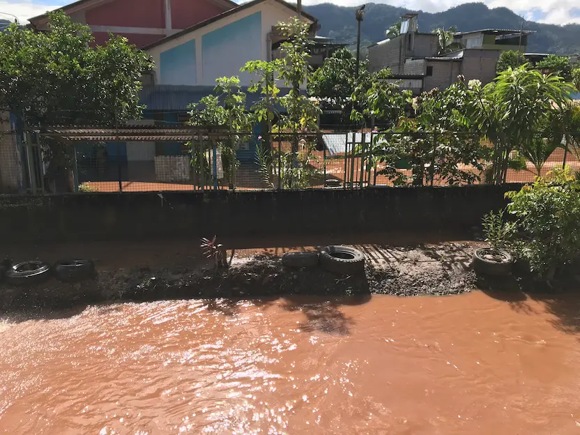 La quebrada se encuentra a pocos metros del centro educativo. (Foto: Inforegión).
