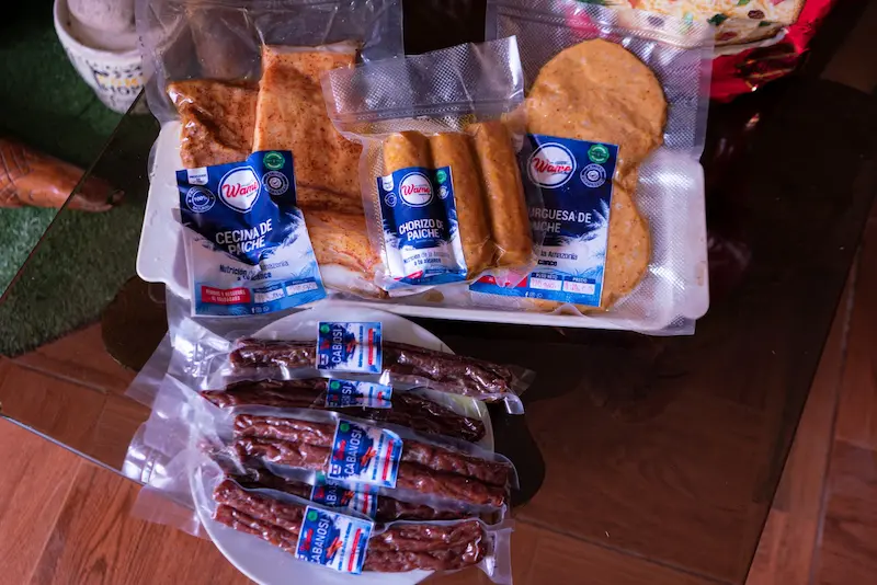 La emprendedora ofrece hamburguesas, chorizos, cecina y cabanossi de paiche. (Foto: Inforegión)