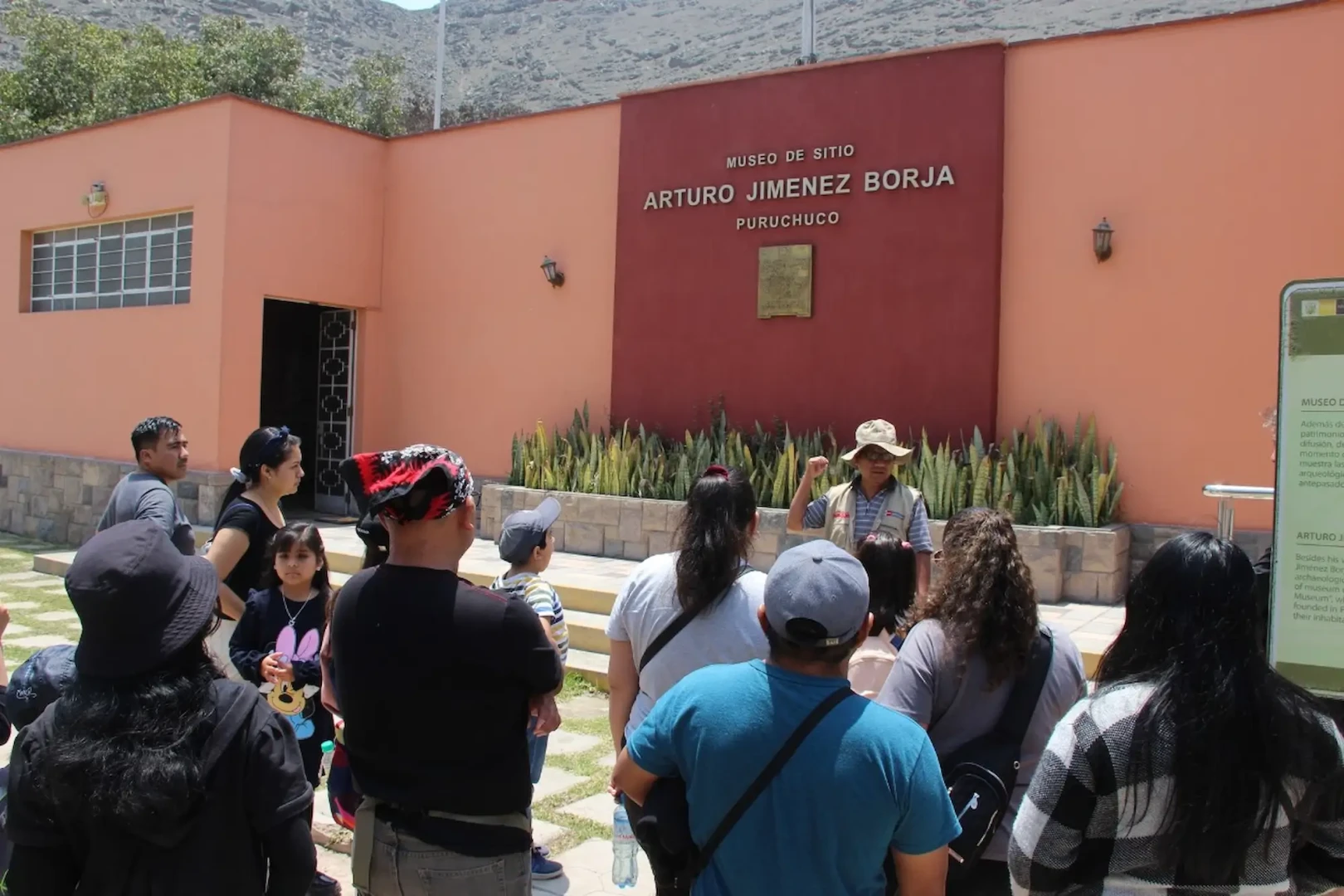 Visita al museo Arturo Jiménez Borja Puruchuco en Lima. 