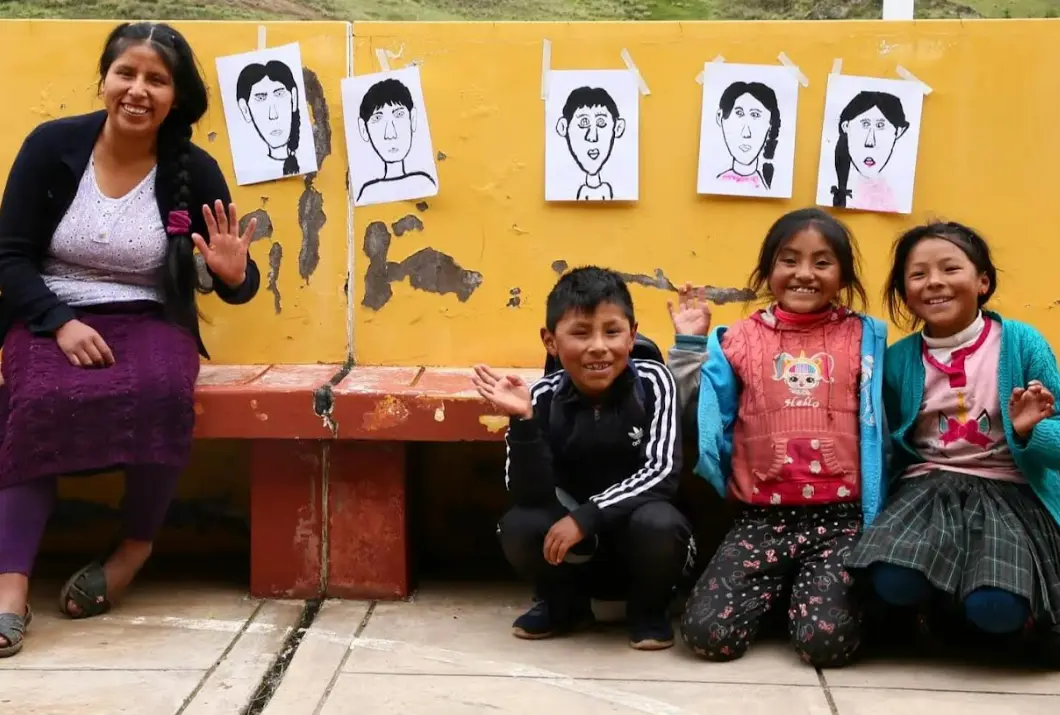 Niños cusqueños elaboran máscaras con material reciclado