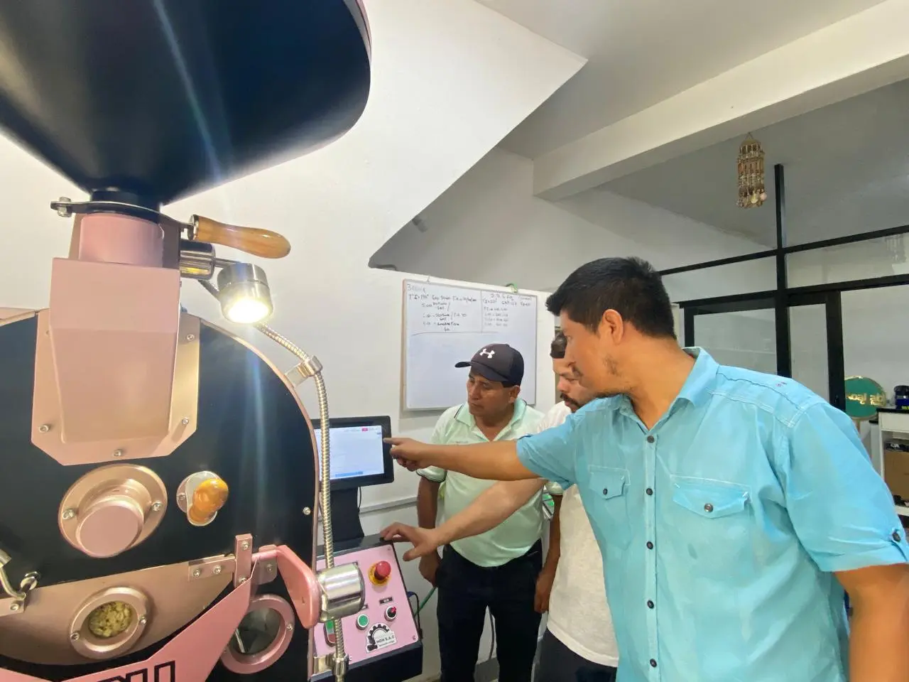 El barista brinda talleres sobre este oficio en su establecimiento ubicado en Mazamari. (Foto: Luis Barrera).