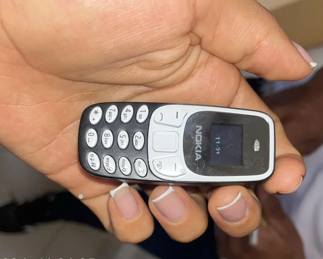 A uno de los intervenidos se le encontró un celular Nokia. (Foto: Depincri).
