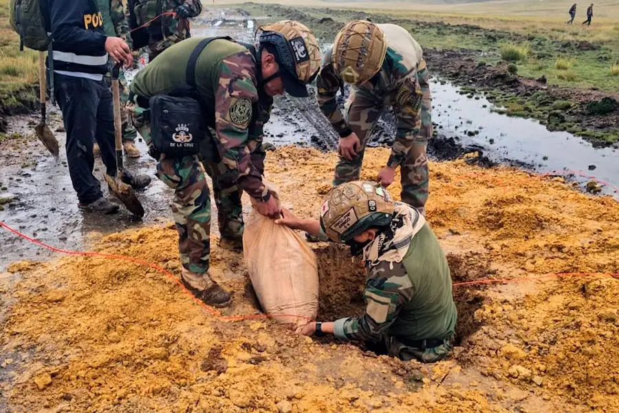 Policías inhabilitan pista de aterrizaje para el envío de droga en Apurímac