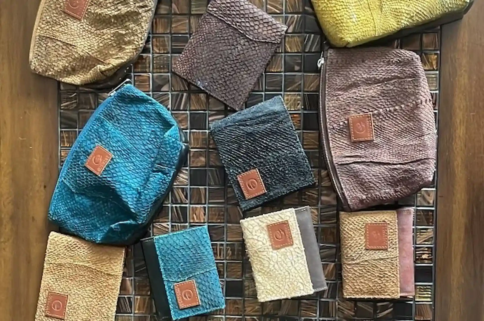 Cooperativa Awajún ofrece billeteras, tarjeteras, bolsos y cartucheras hechas de cuero vegetal.