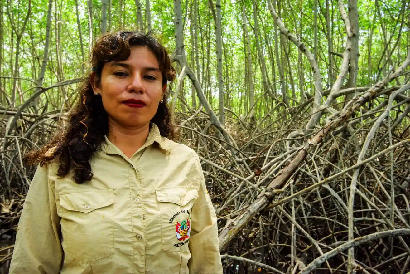 Lorena Ladines, una madre que protege los manglares de Tumbes