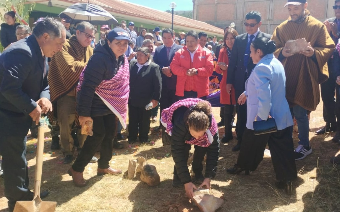 Huamalíes: Colocan primera piedra en obras de institución educativa “Daniel Fonseca”