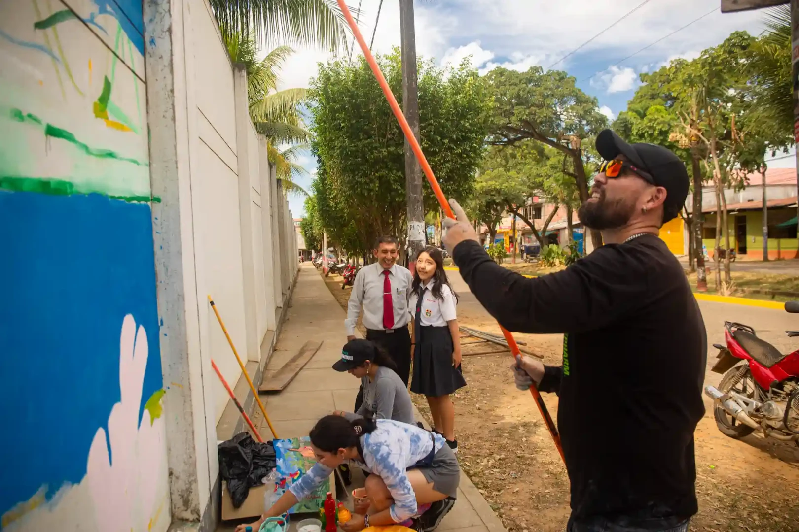 Murales: Niños y artistas pintando juntos durante el Festival Biomurales 2024. (Foto: Pavel Martiarena).