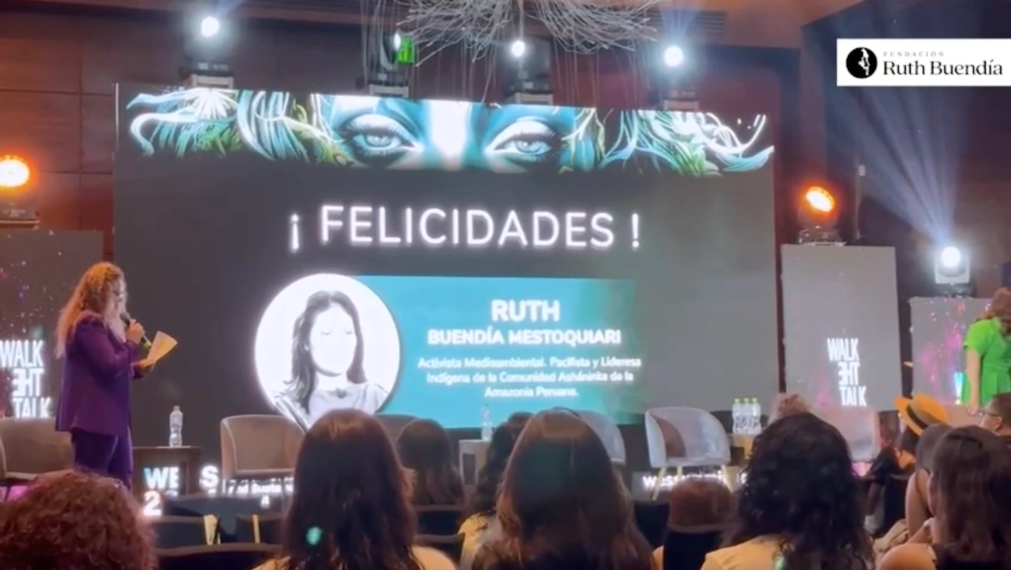 Ruth-Buendia-recibe-premio-por-su-compromiso-con-la-sostenibilidad-de-los-pueblos-indigenas.webp