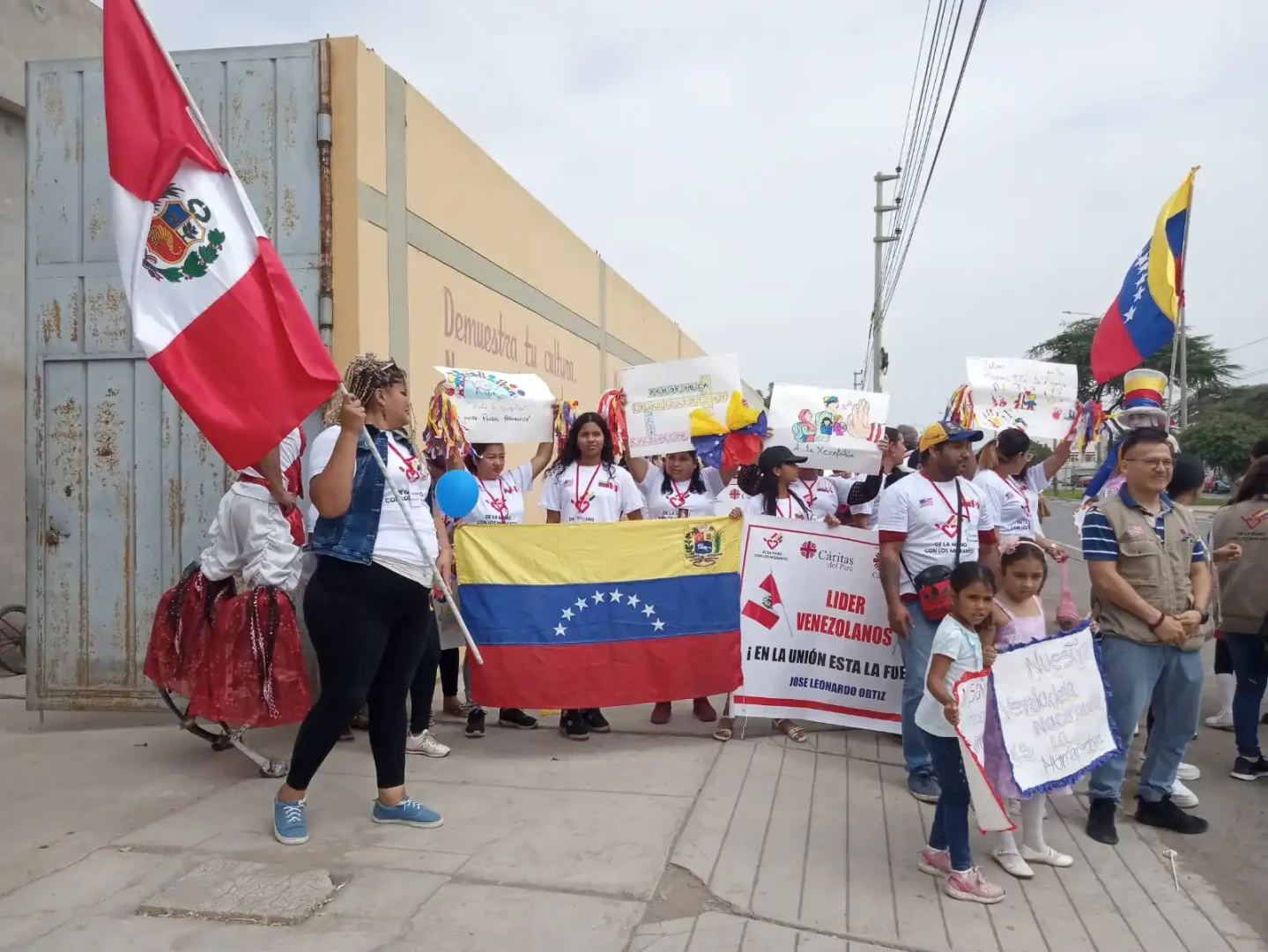 migrantes. La lideresa venezolana, junto a su equipo de trabajo ‘En la Unión Está la Fuerza’, organiza actividades en Chiclayo para brindar orientación y asistencia a migrantes de diferentes nacionalidades. (Foto: Loinkiumbar Beomon)