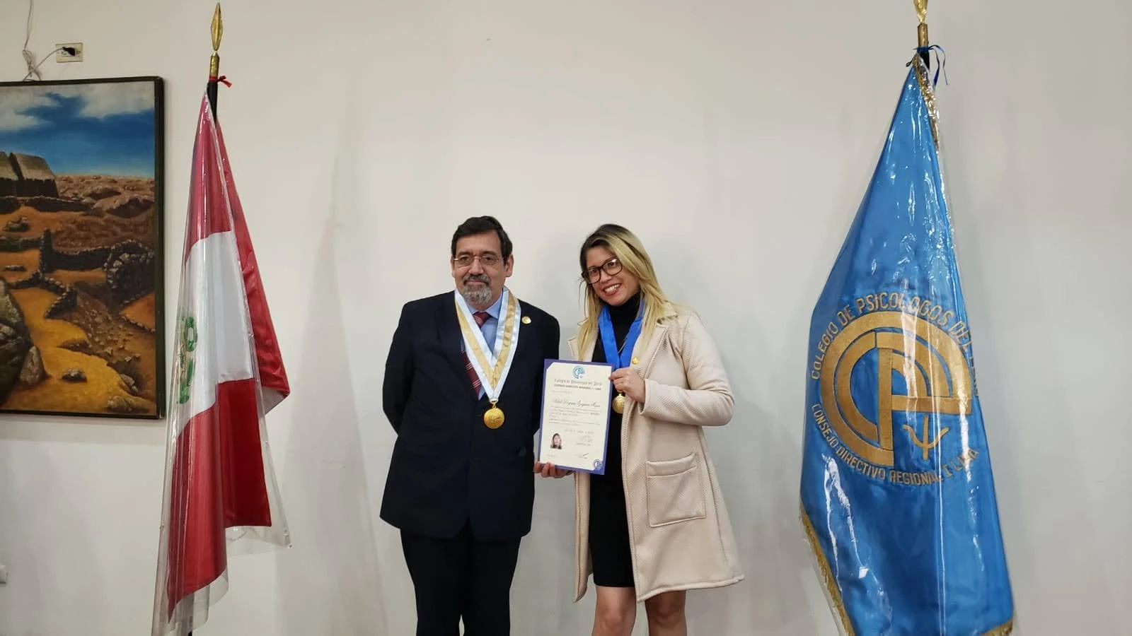 Natali Izaguirre realizando su colegiatura con el presidente del Colegio de Psicólogos de Lima. (Foto: Natali Izaguirre)
