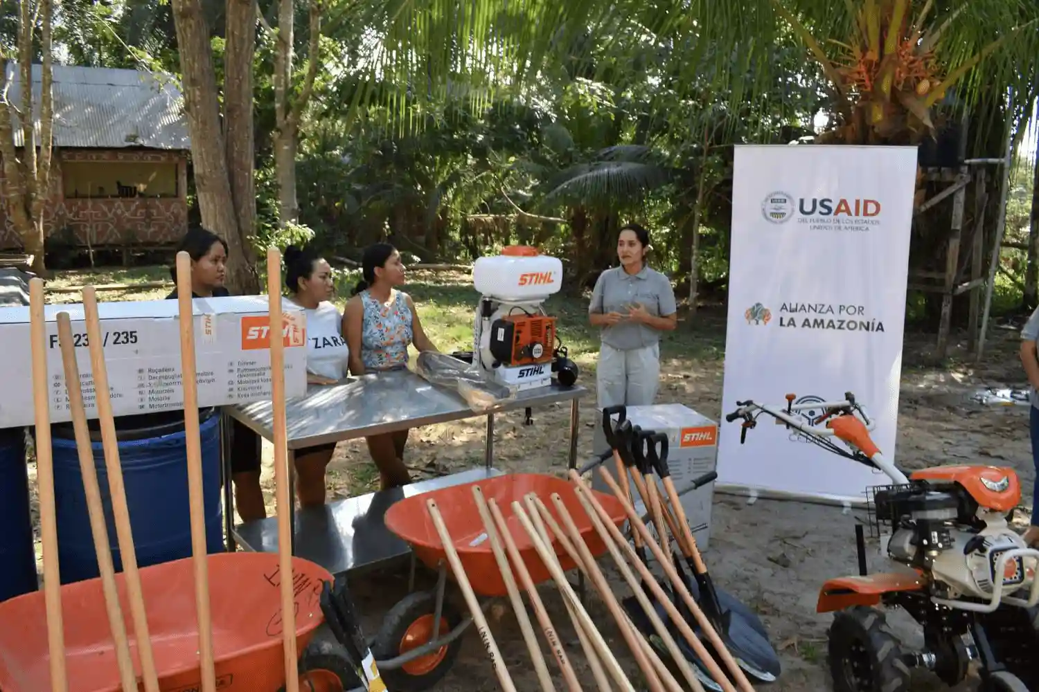 Equipos fortalecen la economía de comunidades nativas en Ucayali