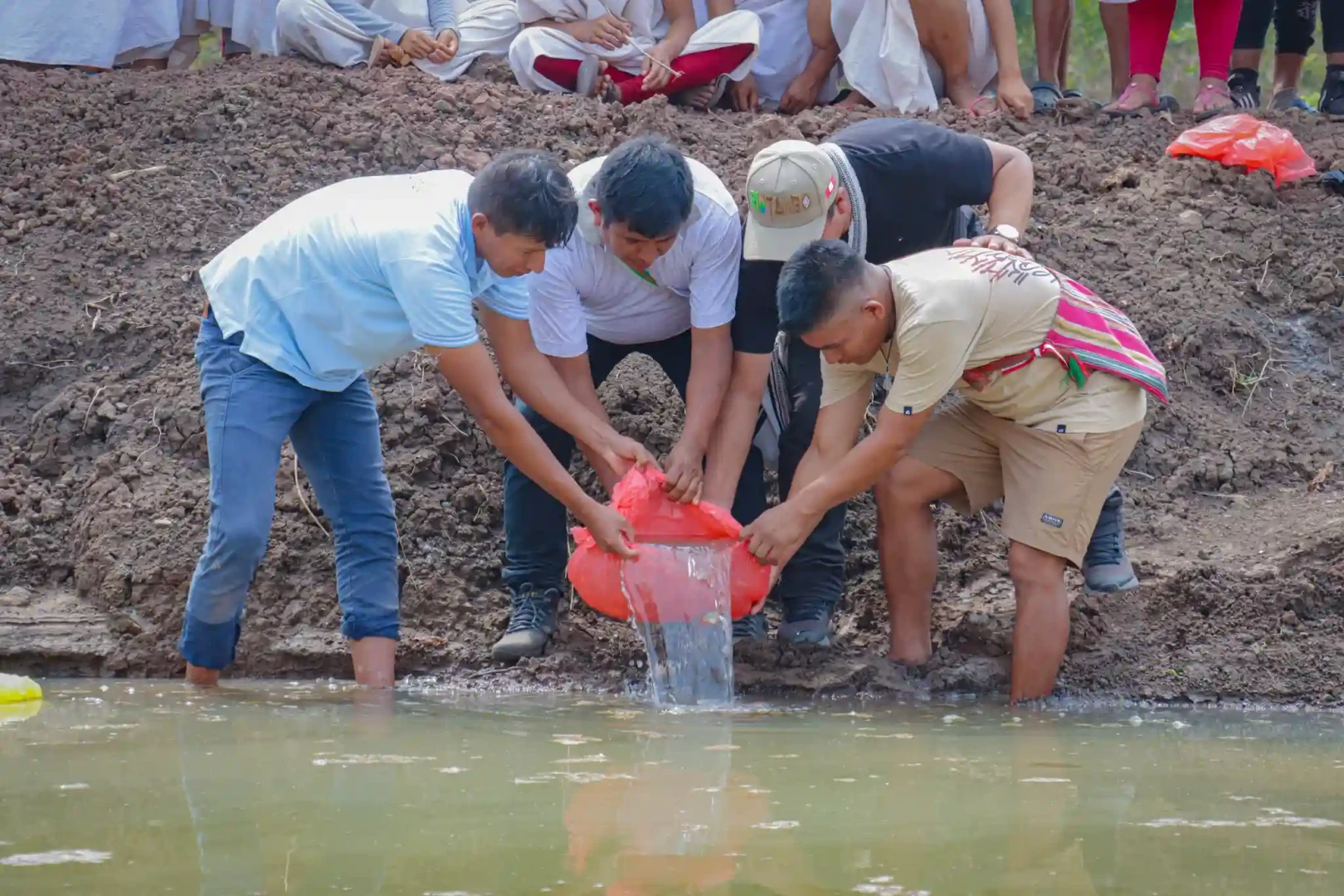 I-MAZAMARI--Entregan-mas-de-3-000-alevinos-para-impulsar-economia-de-familias-ashaninkas-I.webp