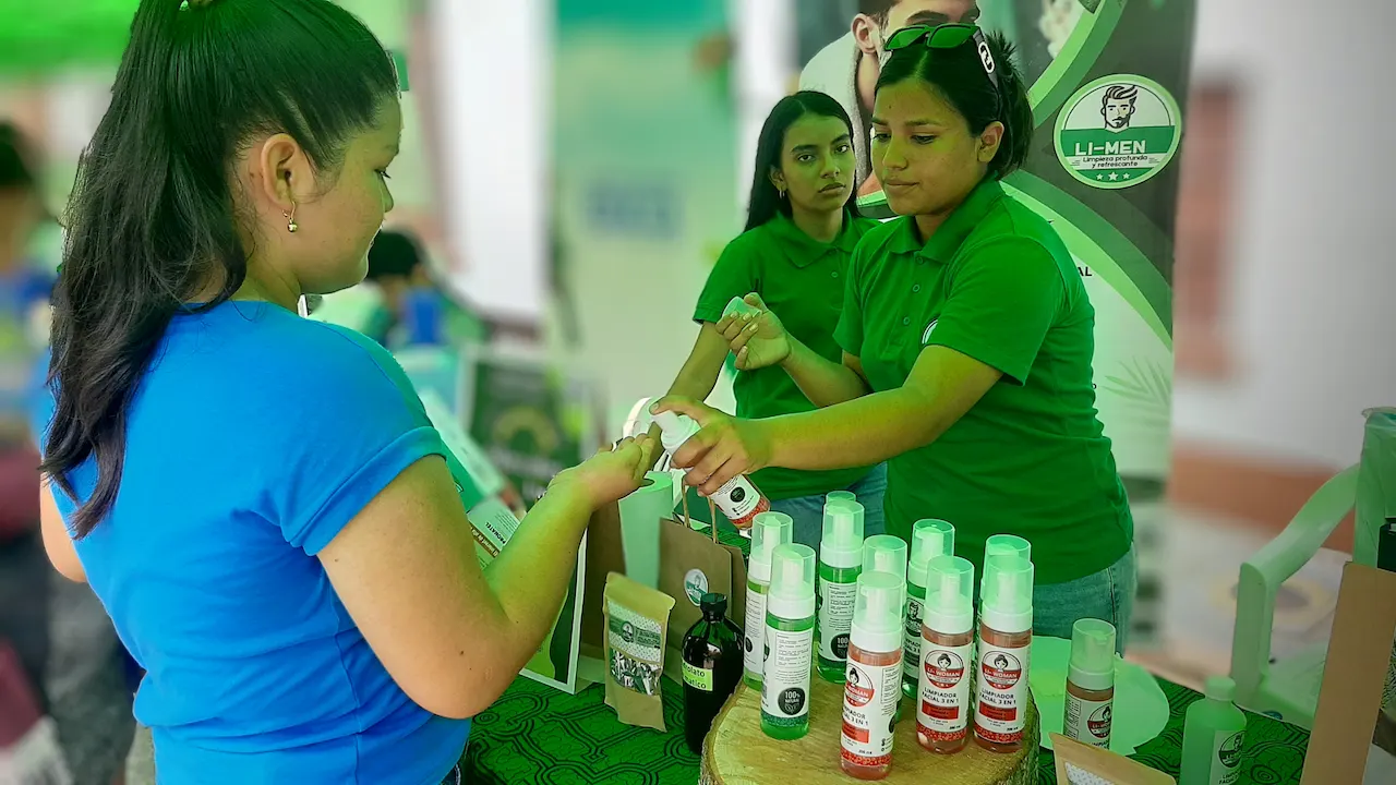 De las aulas a la innovación: Jóvenes crean limpiador facial sostenible