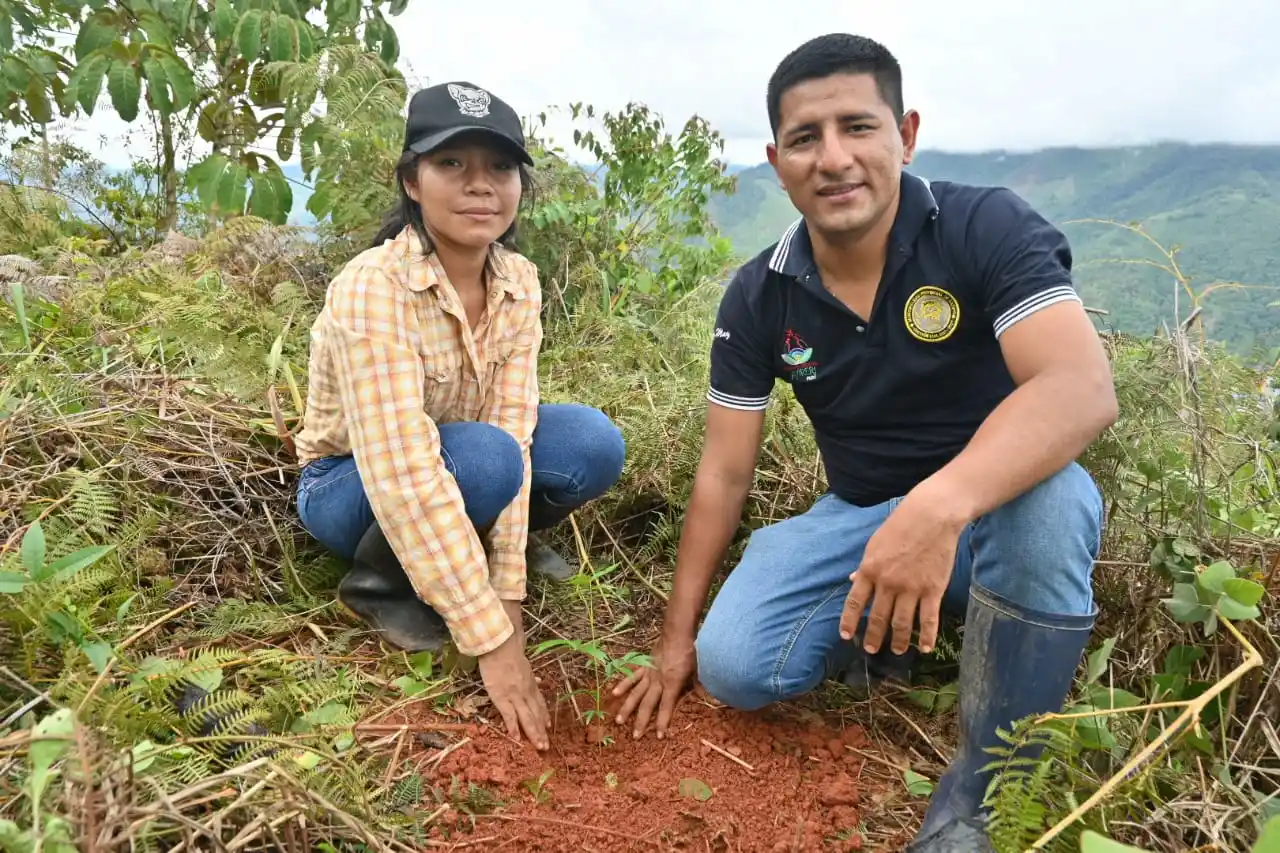 Semana Forestal- Estudiantes y Autoridades siembran plantones en cerro Satélite
