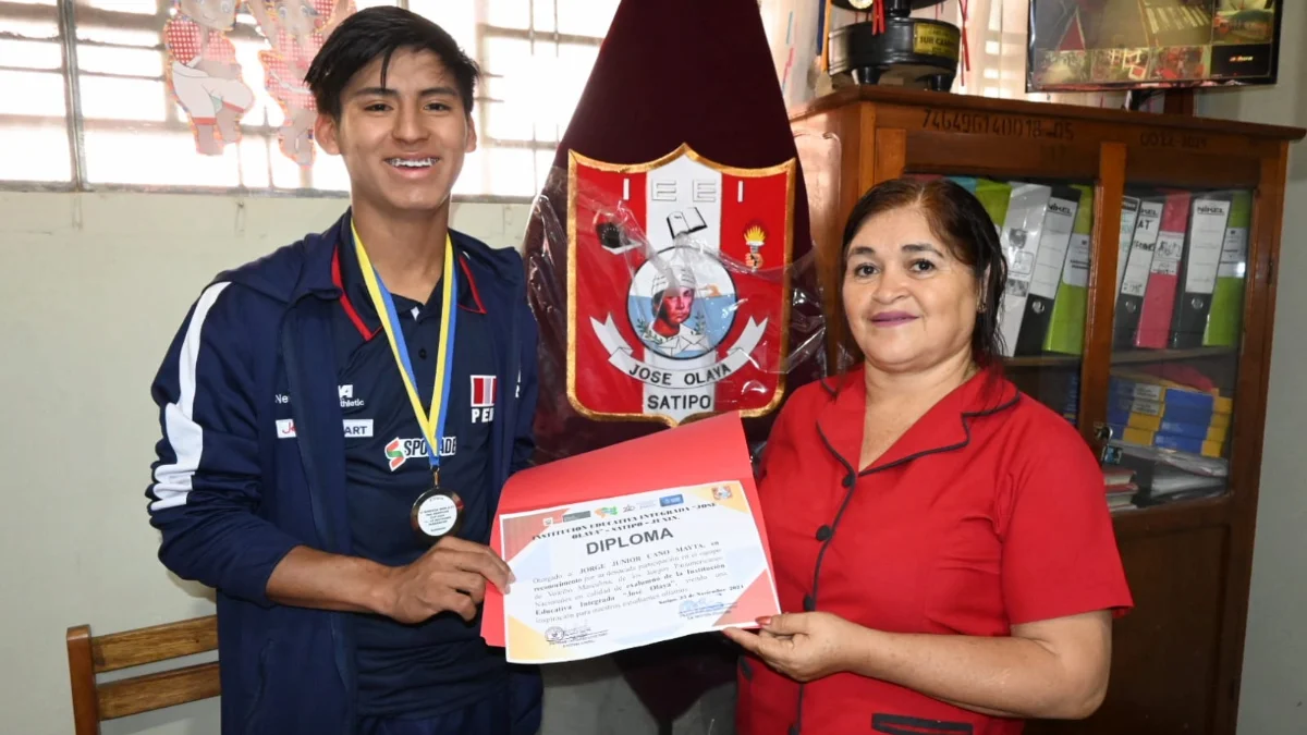 Jorge Cano recibe reconocimiento en su colegio tras brillar en la selección de voley