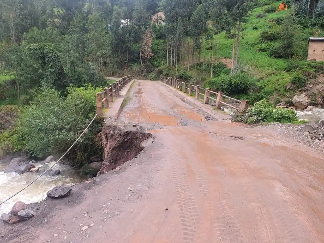 Puente León Pampa en riesgo de colapso por lluvias intensas en Huánuco