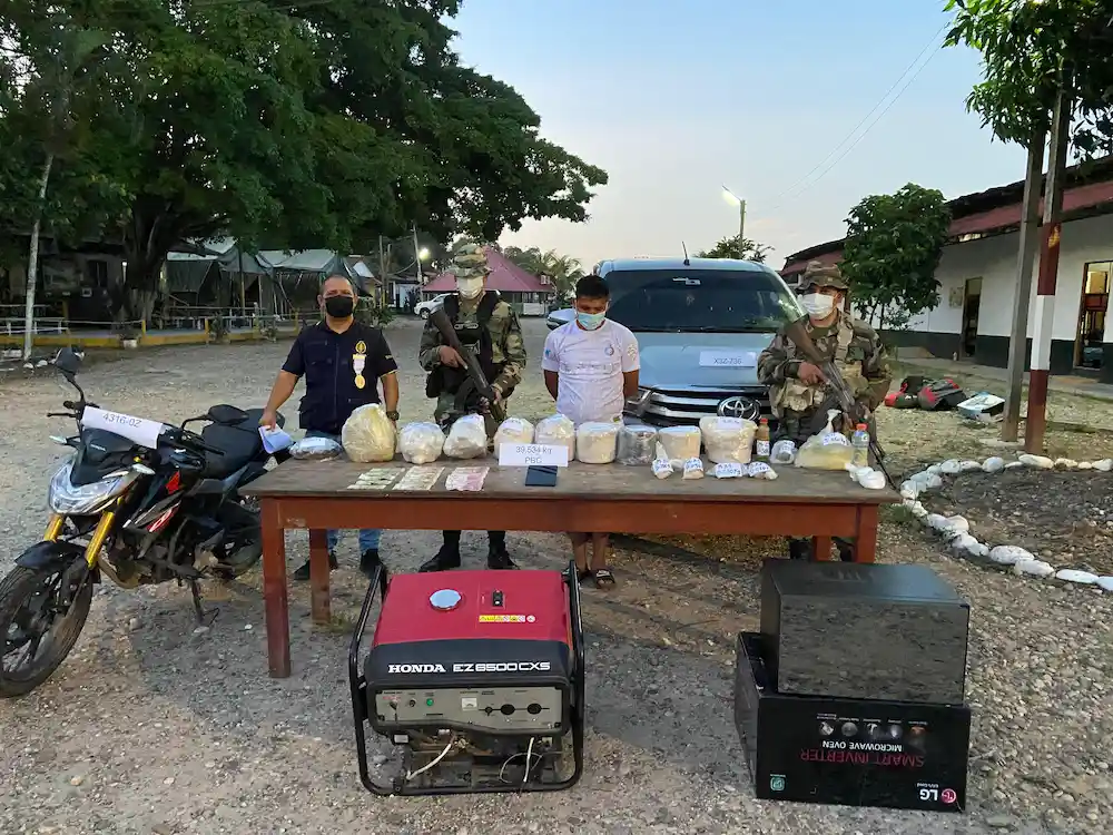 Intervienen centro de acopio y laboratorio de cocaína en Padre Abad
