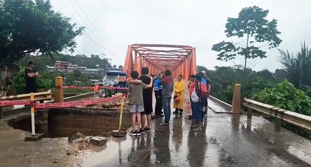 Lluvias generan forado de 4 metros en el puente San Alejandro
