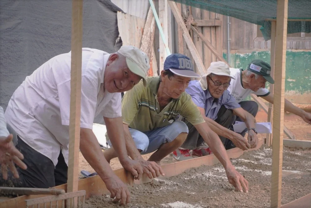 Adultos mayores cosechan esperanza y salud gracias a biohuertos