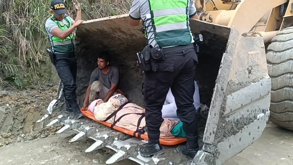 Madre y recién nacido son trasladados de emergencia entre lodo y escombros