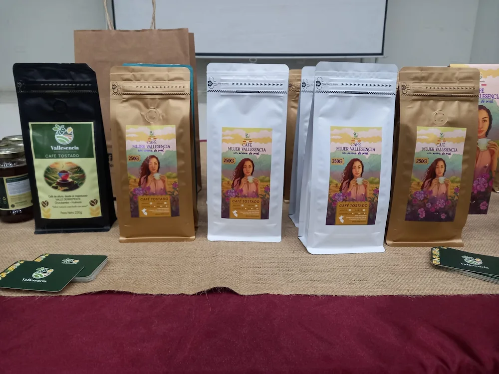 Mujeres apicultoras y caficultoras de Churubamba presentan marca Vallesencia