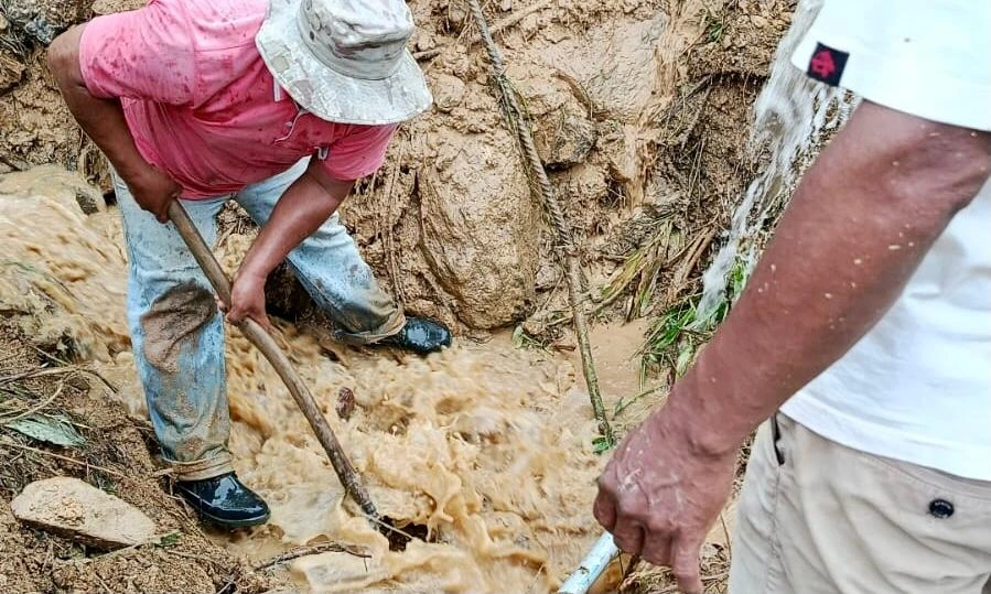Ante la falta de apoyo efectivo con maquinaria, los pobladores se organizaron para realizar faenas comunales de limpieza y retirar el lodo con sus propias herramientas. (Foto: Difusión)