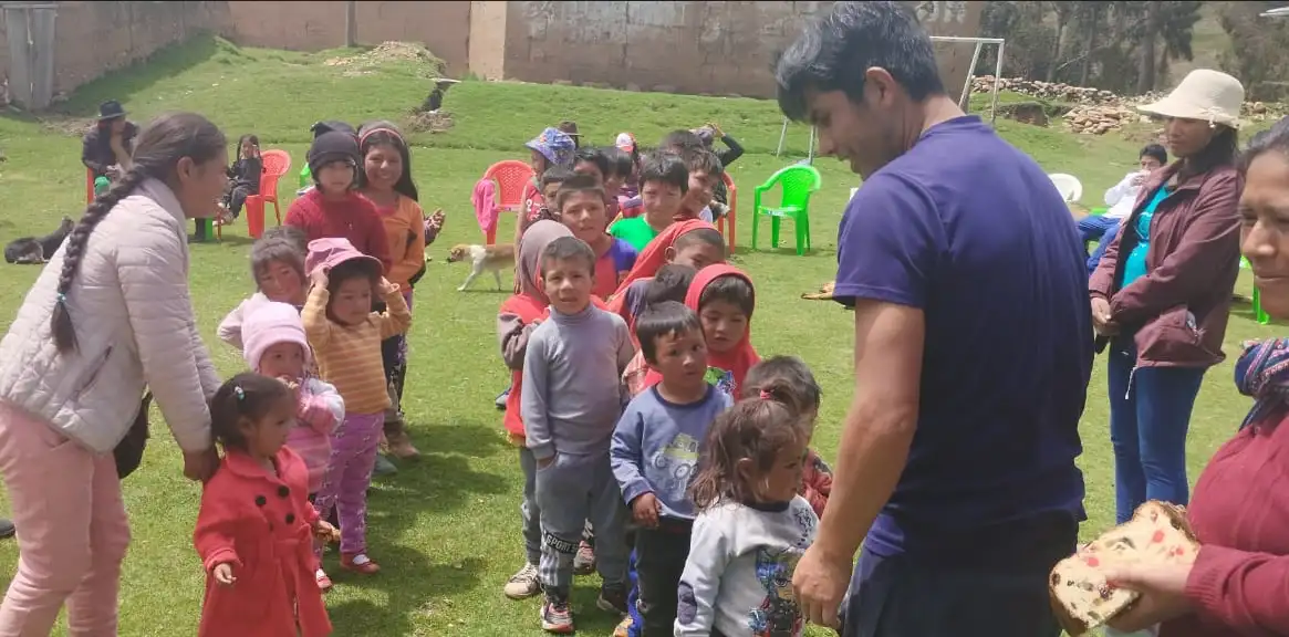 Obsequiamos una alegre navidad a niños y niñas de Llata