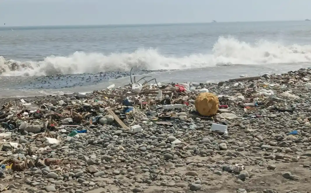 Oleajes anómalos muestran la contaminación del mar peruano