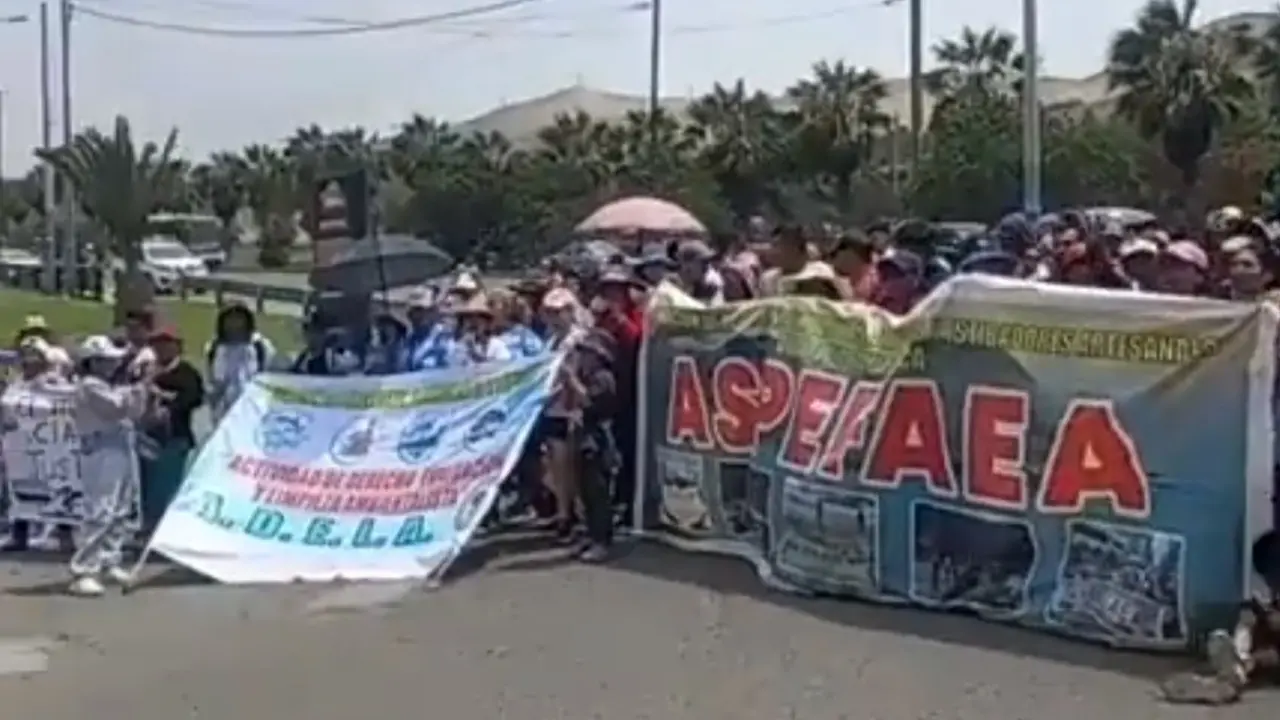 Pescadores artesanales protestaron frente a la Refinería La Pampilla a dos años del derrame de crudo en el mar de Ventanilla (captura de pantalla: Mataperrea).