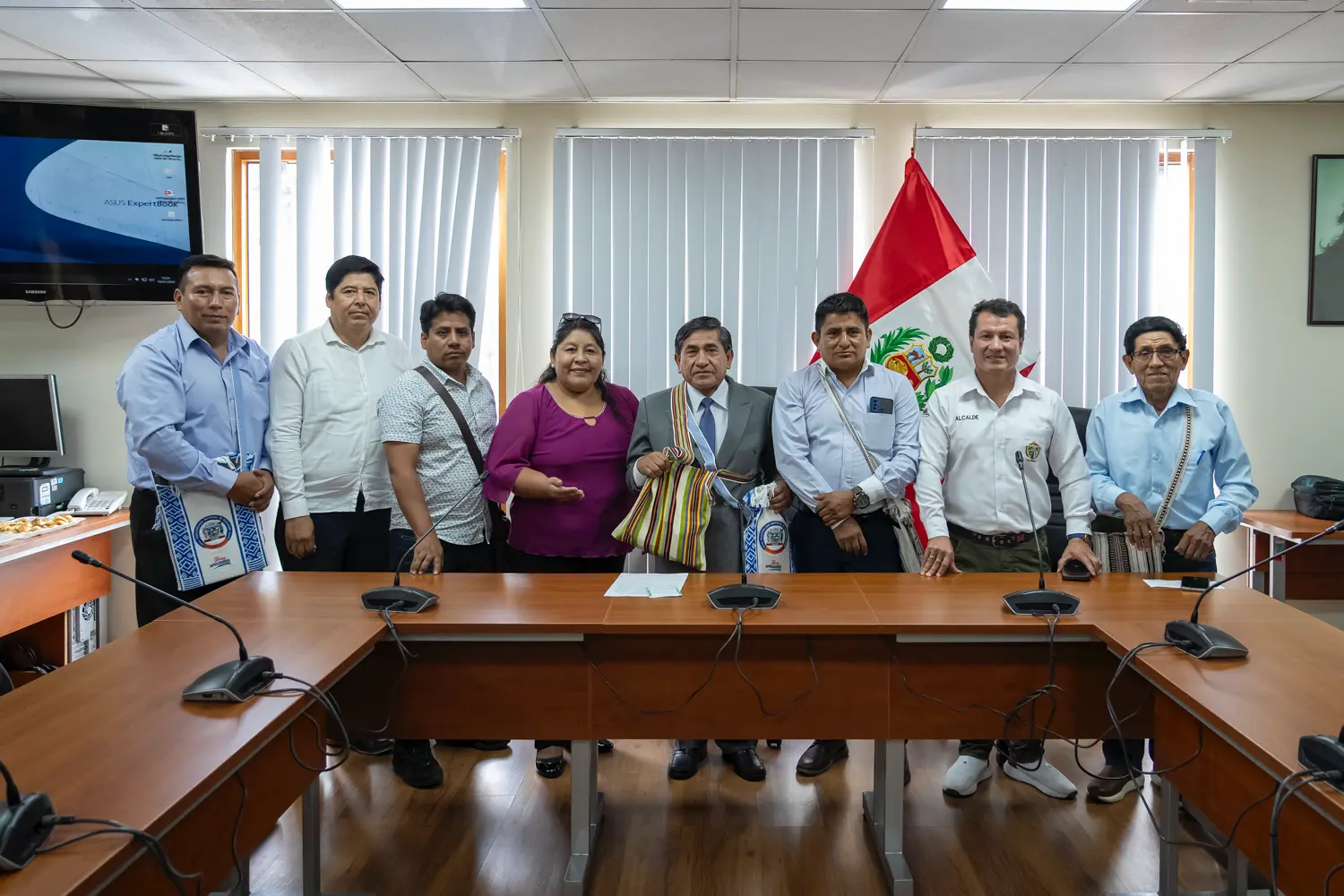 Luego de la juramentación del nuevo presidente de la Mancomunidad Municipal NorVraem, el congresista escuchó las demandas de los alcaldes de los alcaldes de Río Tambo, Coriviali y Tahuania. (Foto: Inforegión).