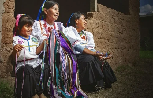 Esta comunidad Kechwa Waycu conserva su vestimenta, gastronomía, idioma quechua y tiene pintorescas fachadas y viviendas construidas con el método tradicional. (Imagen captura: difusión).