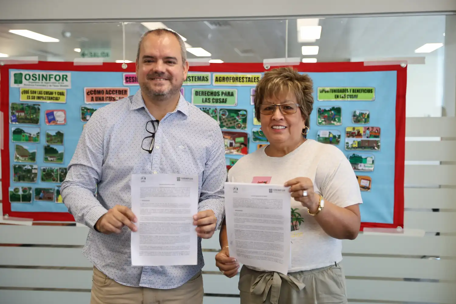 Jose-Luis-Capella-director-del-Programa-Bosques-y-Servicios-Ecosistemicos-de-la-SPDA-y-Lucetty-Ullilen-jefa-del-OSINFOR