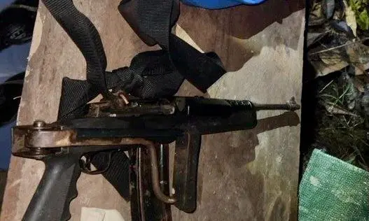 En el laboratorio, efectivos de la policía hallaron un fusil.