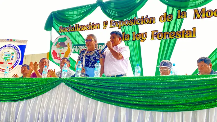 Congresista Medina recibió un reconocimiento durante el evento. (Foto: Inforegión).